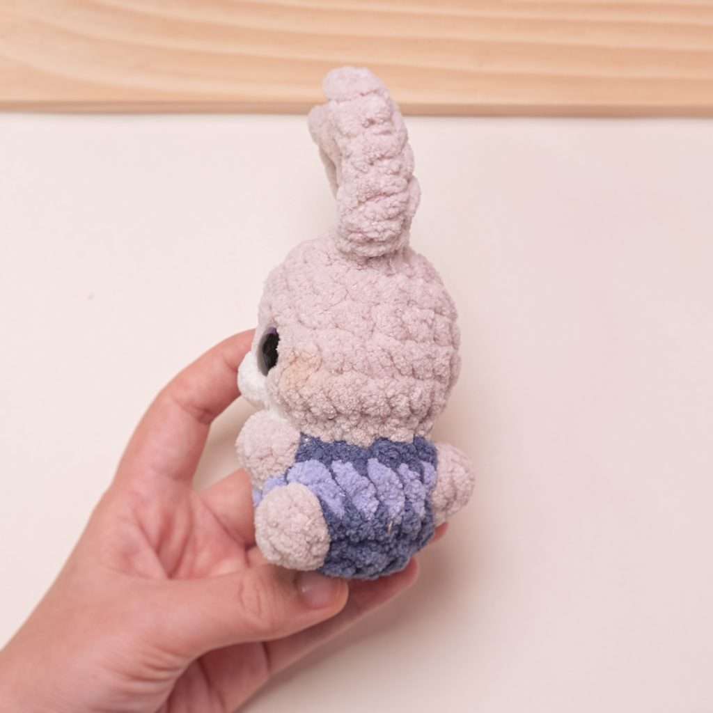Free beginner crochet pattern amigurumi bunny keychain low sew crochet pattern