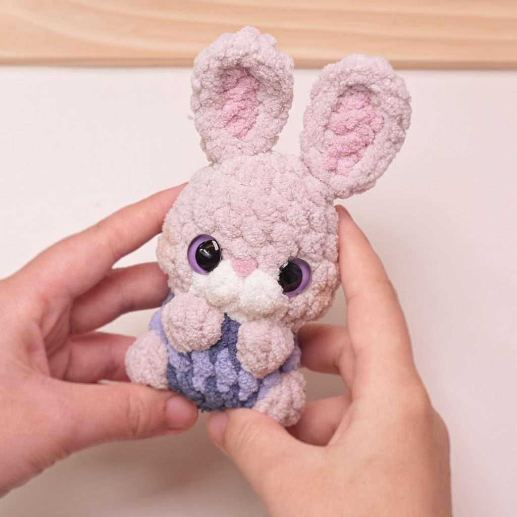 Free beginner crochet pattern amigurumi bunny keychain low sew crochet pattern