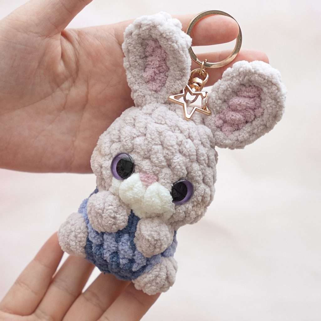 Free beginner crochet pattern amigurumi bunny keychain low sew crochet pattern