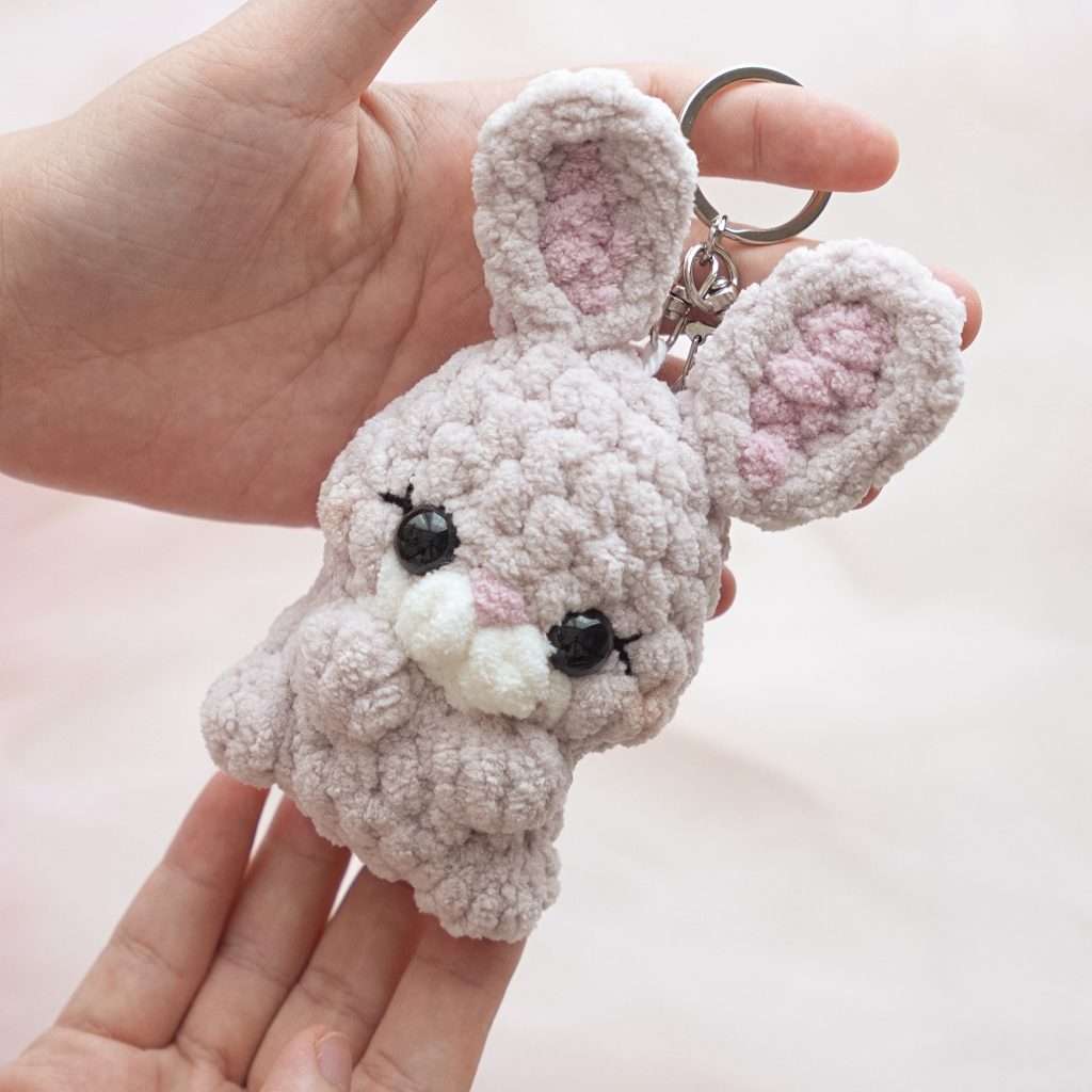 Free beginner crochet pattern amigurumi bunny keychain low sew crochet pattern